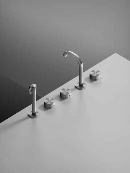 Super | Three hole edge bath tap with spout and progressive mixer with shower kit | Shower controls | Quadrodesign