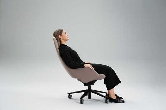 Sandie Lounge Chair | Sessel | Narbutas