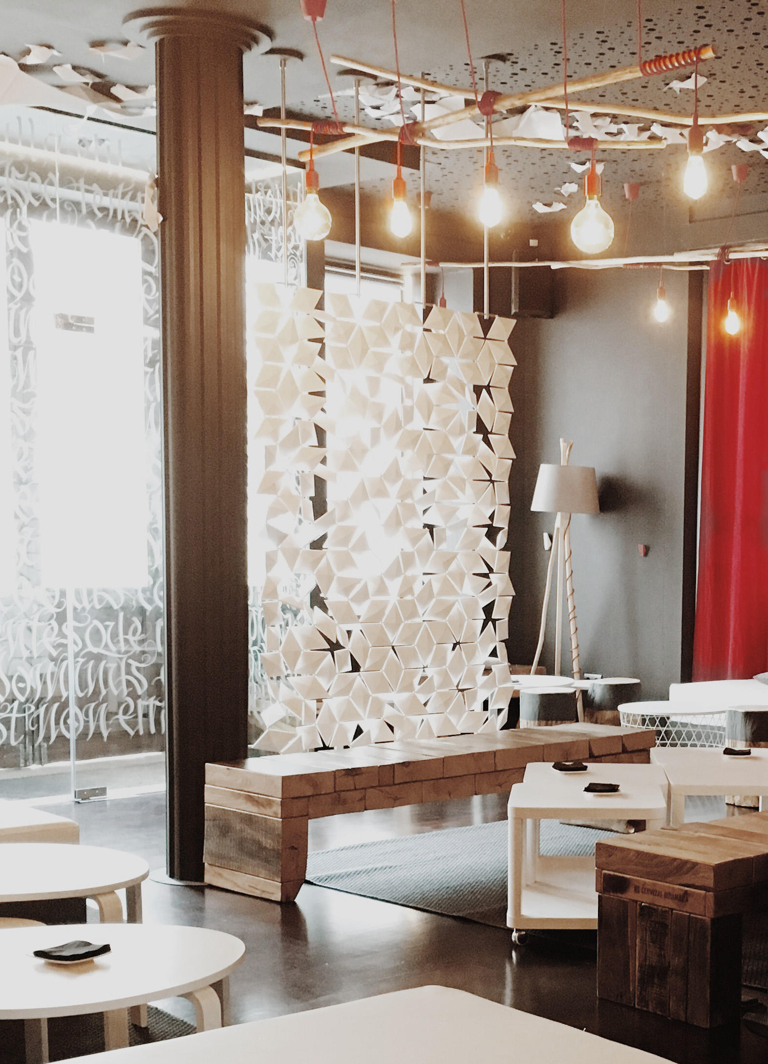 FACET HANGING ROOM DIVIDER 136X365CM Folding screens from Bloomming