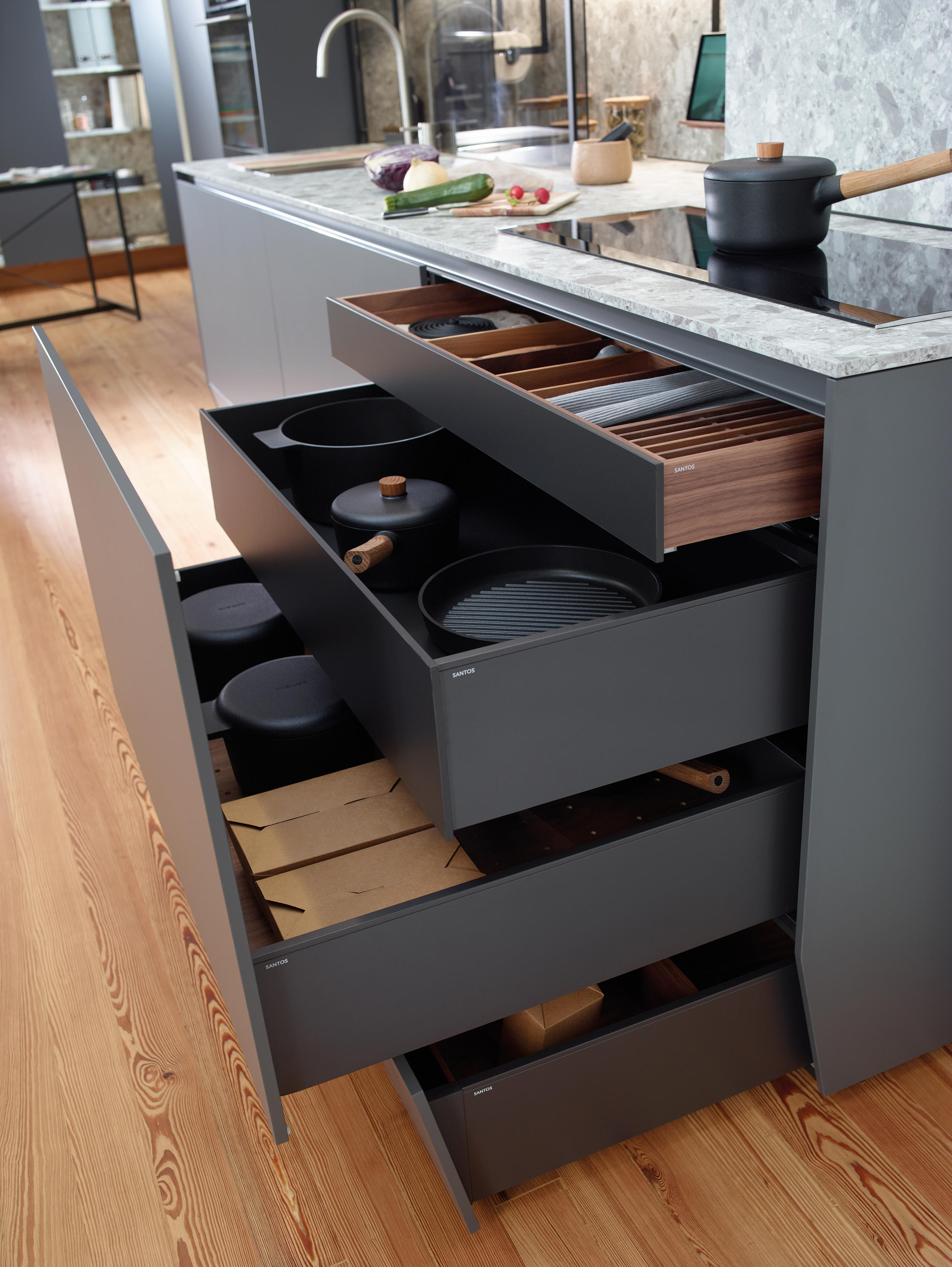 Cajón bajo horno gris de cocina de alta capacidad aprovechamiento del  zócalo – FRANISA Cocinas