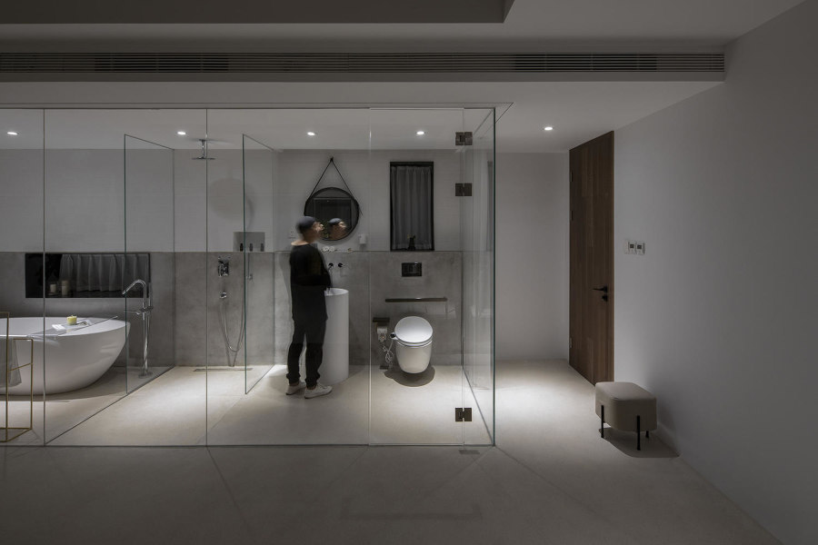Making a spectacle of yourself: bathrooms open up | Nouveautés