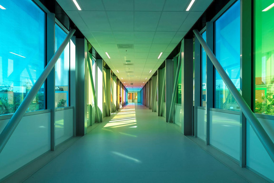 6 project interiors that empower experiences with coloured glass | Nouveautés