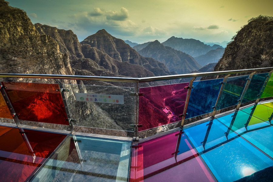 6 project interiors that empower experiences with coloured glass | Nouveautés