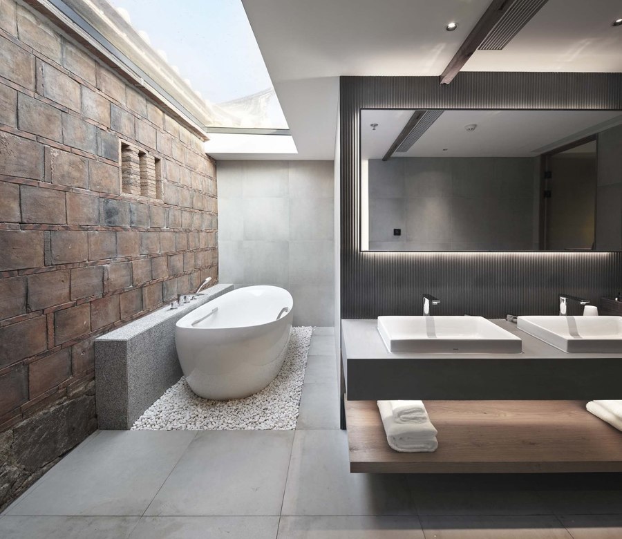 Breaking bathroom layouts: hotels that flip the floorplan | News