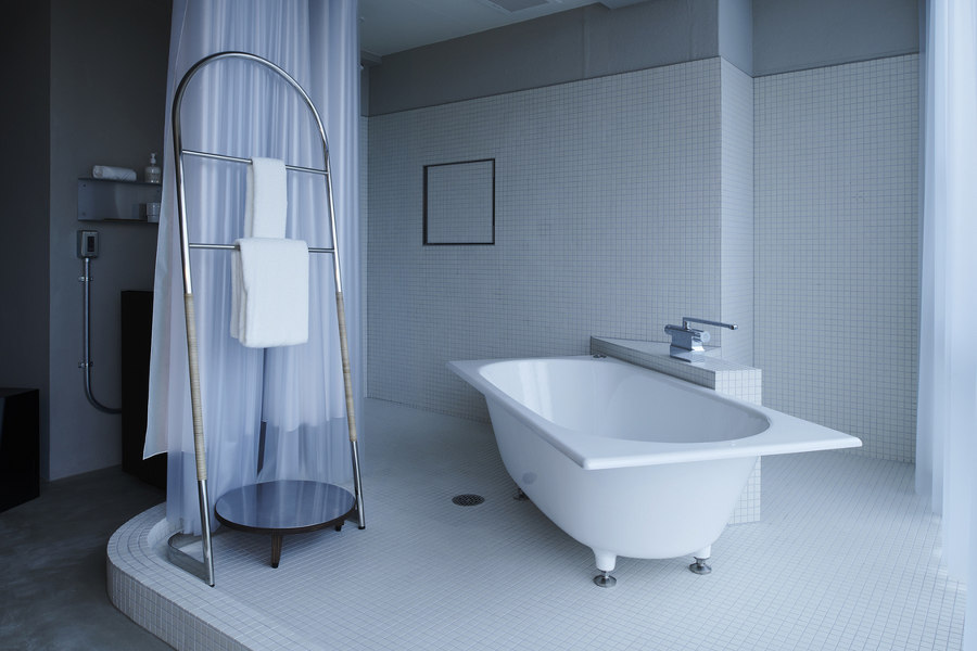 Breaking bathroom layouts: hotels that flip the floorplan | News