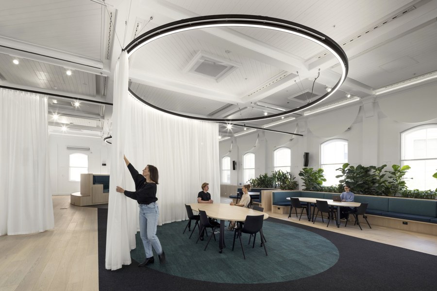 Curtain call: four flexible office spaces that use interior curtains | News