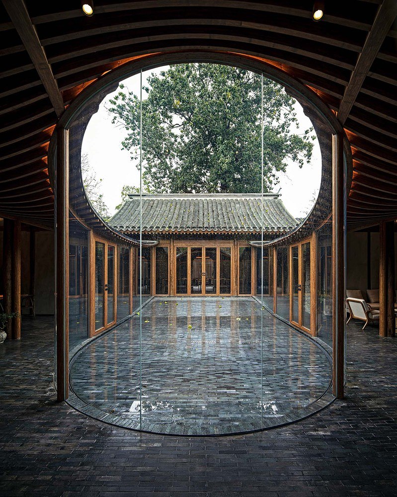 Residential courtyards that invite nature inside through glass | Novità