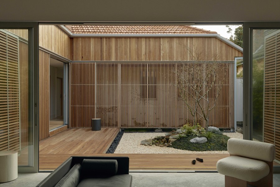 Residential courtyards that invite nature inside through glass | Novedades