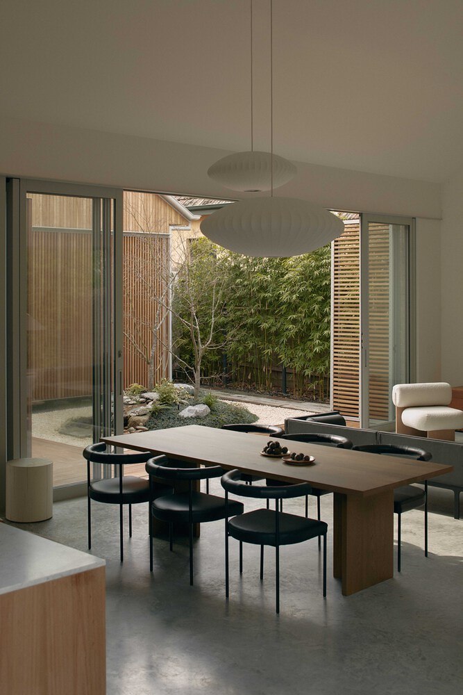 Residential courtyards that invite nature inside through glass | Novità
