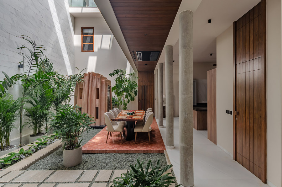 Residential courtyards that invite nature inside through glass | News