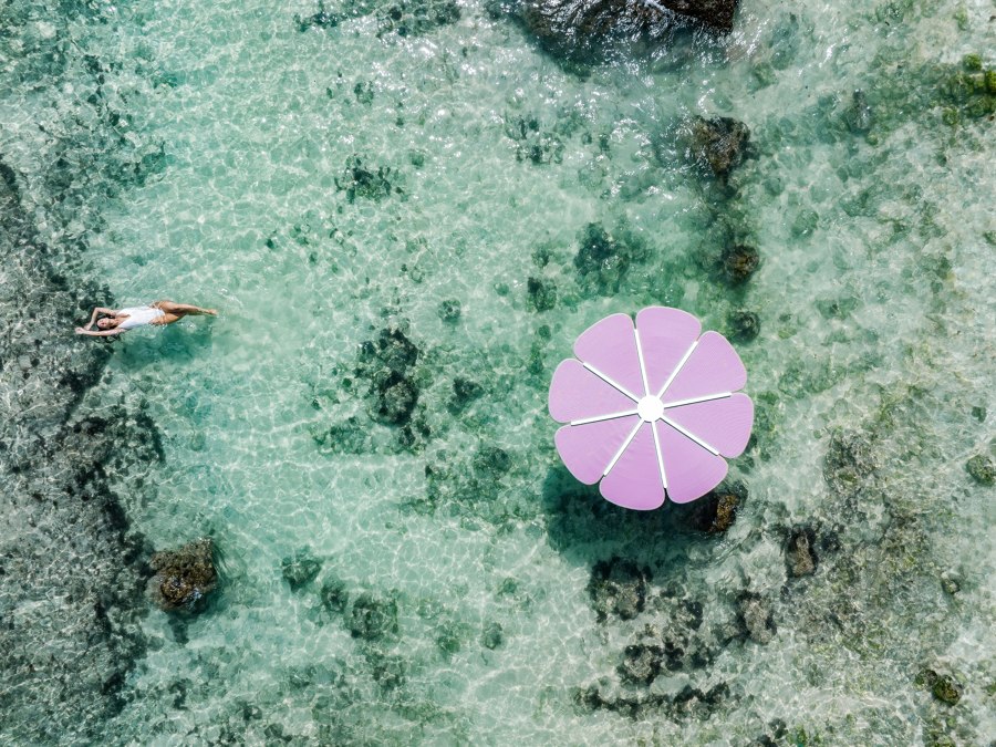 Poolside icon: a contemporary take on a classic umbrella | Novità