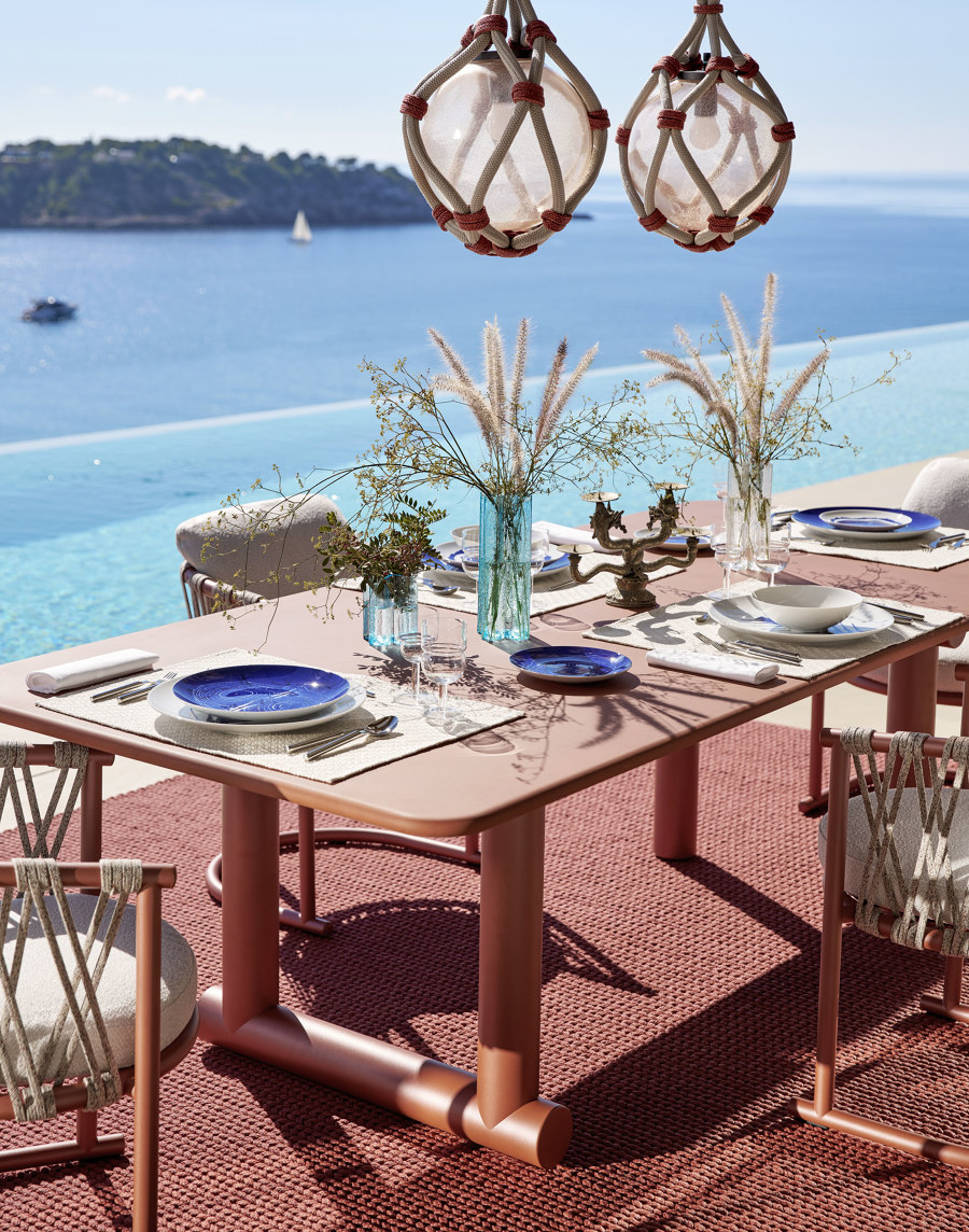 An outdoor dining duo completes Cassina’s playful Trampoline collection | Novedades