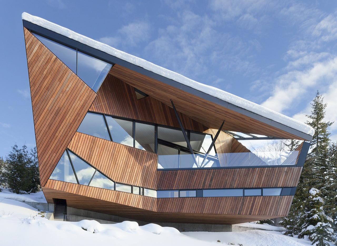 Какими могут быть формы домов. Дом Вистлер Канада. Архитектура Уистлер, Канада. Нестандартный дом. Необычные крыши.